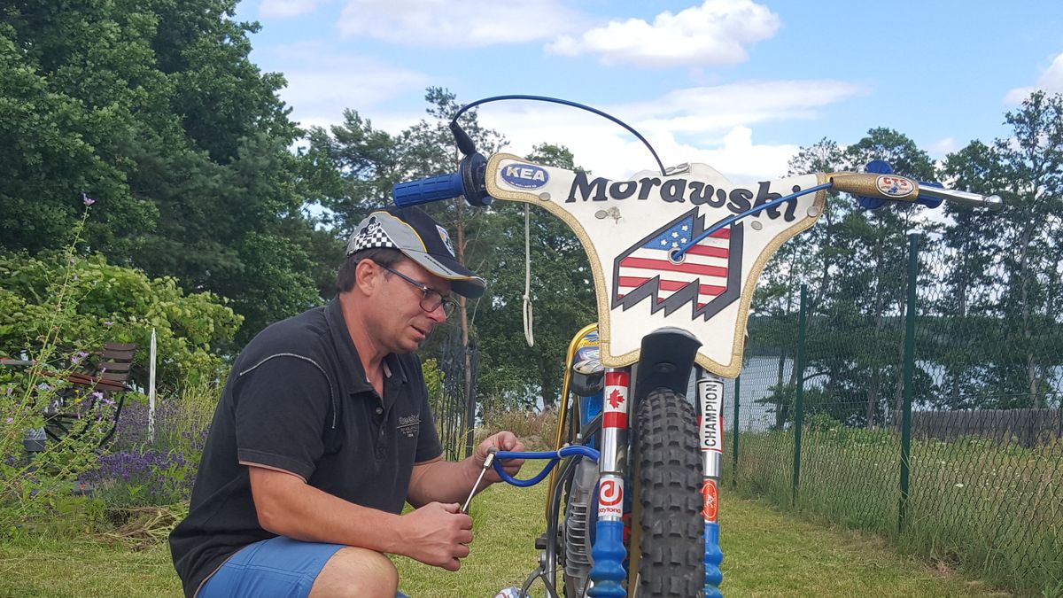 Maciej Jaworek z motocyklem, na któym jeździł w Morawskim Zielona Góra