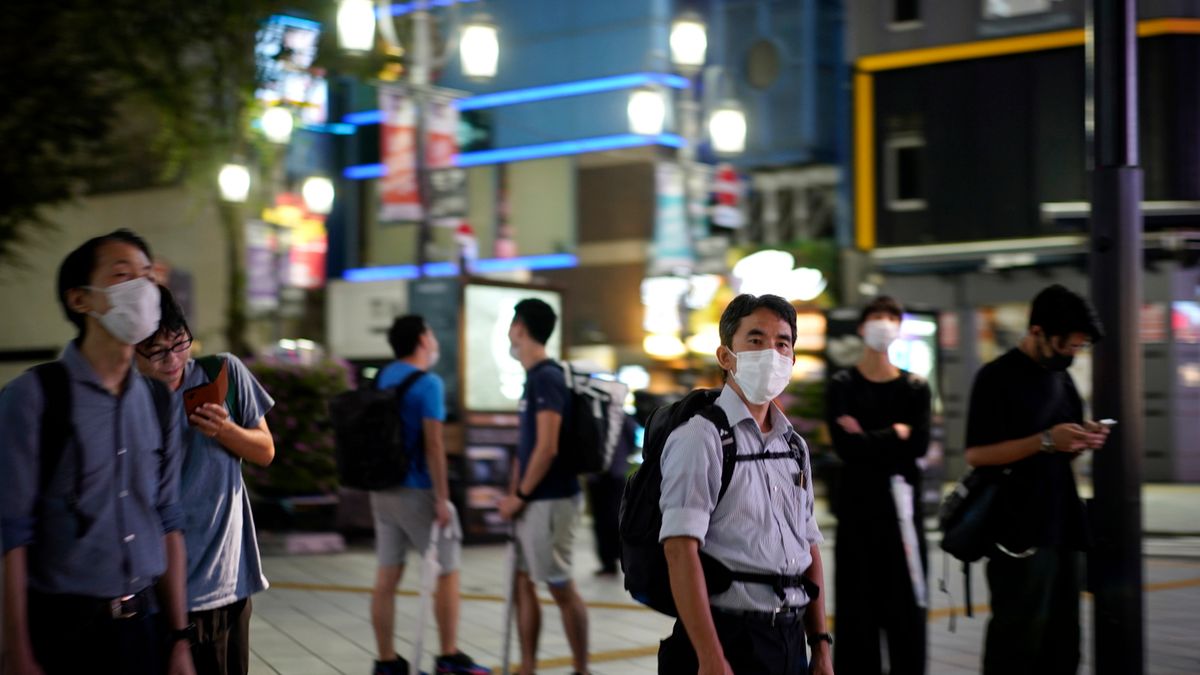 Zdjęcie okładkowe artykułu: PAP/EPA / FRANCK ROBICHON / Na zdjęciu: ulice Tokio w dobie pandemii COVID-19