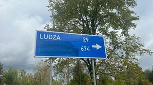 Zamalowali rosyjskie miasta na znakach. Łotewska policja bada sprawę