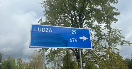 Zamalowali rosyjskie miasta na znakach. Łotewska policja bada sprawę