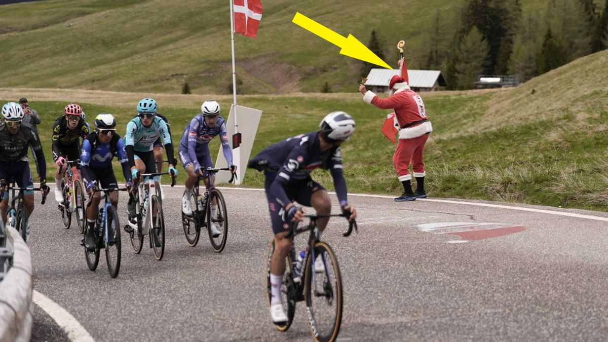 Zdjęcie okładkowe artykułu: Twitter / Giro d'Italia / Na zdjęciu: kibic przebrany za św. Mikołaja na trasie Giro d'Italia