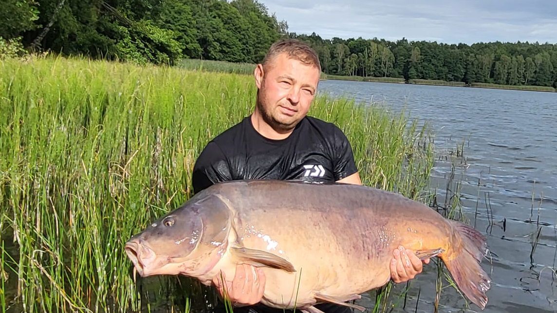 Zdjęcie okładkowe artykułu: Facebook / Daiwa Carp Polska / Na zdjęciu: Hubert Dopierała wraz z karpiem