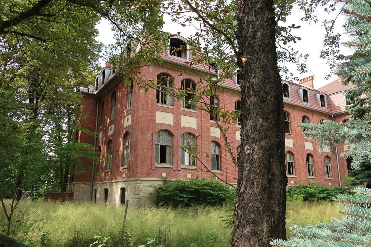 Katowice: Stary szpital stoi opuszczony od lat. Wnętrze budzi niepokój