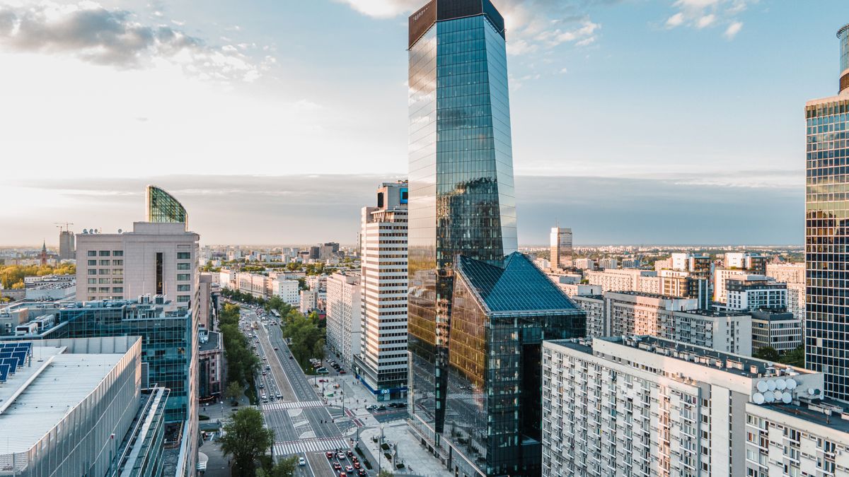 Widok na al. Jana Pawła II w Warszawie