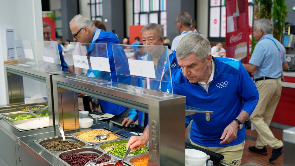 Zdjęcie okładkowe artykułu: Getty Images / David Goldman - Pool / Na zdjęciu: restauracja w wiosce olimpijskiej