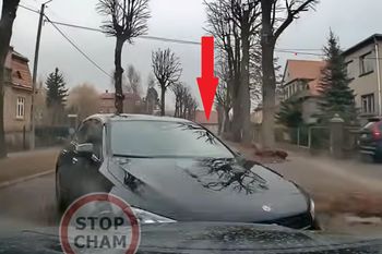 Nagrało się. Filmik z Mercedesem w roli głównej obiega internet