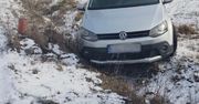 Policyjny pościg w Żarnowie. Volkswagen wylądował w rowie