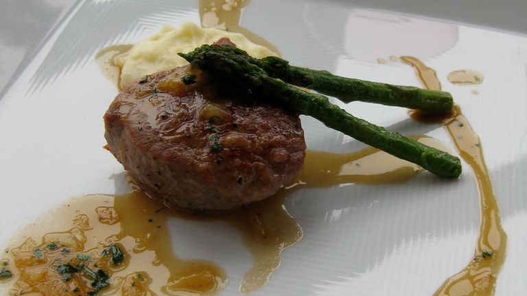 Pieczona polędwica cielęca (samo mięso)