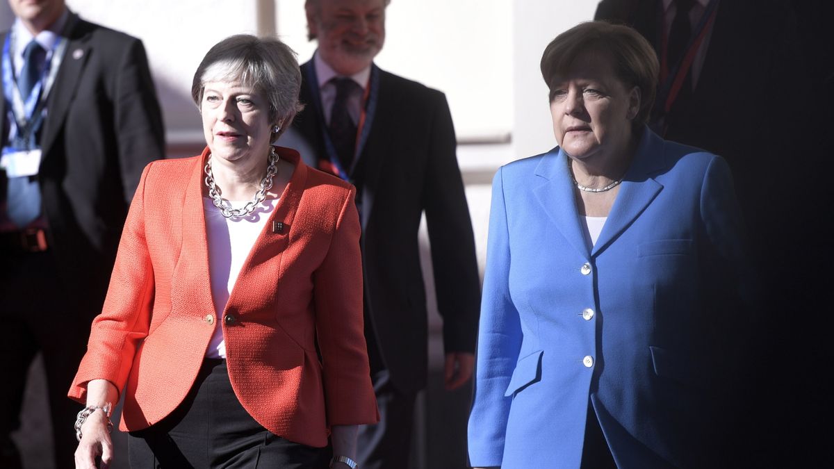 Theresa May i Angela Merkel w czasie szczytu w Salzburgu.