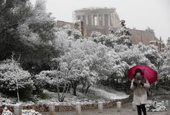 Atak zimy w Grecji. W Atenach 35 cm śniegu, kierowcy uwięzieni na drogach