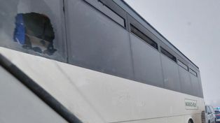 Kibice Olimpii Grudziądz zaatakowali autokar z fanami Unii Skierniewice. Zatrzymano pięć osób