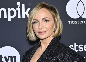 Tak stanęła na ściance. Spódnica "mikro" i marynarka to hit