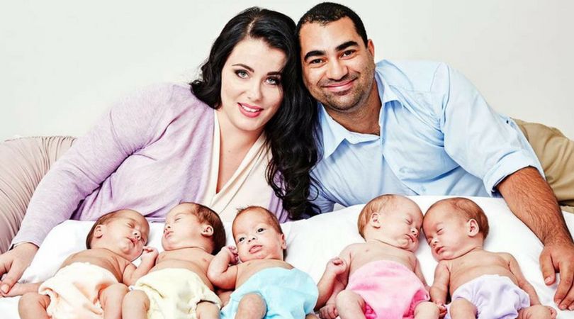 Kim Tucci wraz z mężem i ich pięcioraczkami