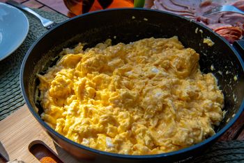 Dodaj 2 łyżki do jajek. Efekt zaskakuje