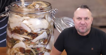 Tomasz Strzelczyk robi śledzie po diabelsku. Jeśli chcesz zebrać owacje, wypróbuj ten przepis