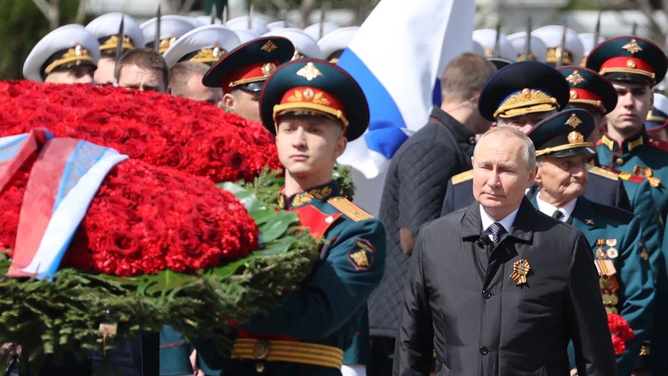 Russian President Vladimir Putin (front R) attends a flower-laying ceremony at the Tomb of the Unknown Soldier by the Kremlin wall after the Victory Day military parade in Moscow, Russia, 09 May 2022. Russia marks Victory Day,Â Nazi Germany's unconditional surrender in World War 2,Â with the annual parade in Moscow's Red Square on 09 May,Â after more than two months ofÂ attacks on Ukraine. EPA/ANTON NOVODEREZHKIN / KREMLIN POOL / SPUTNIK MANDATORY CREDIT Dostawca: PAP/EPA.