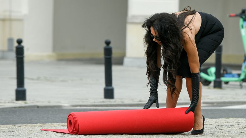 Sylwia Bomba rozłożyła sobie czerwony dywan i zaliczyła wpadkę!