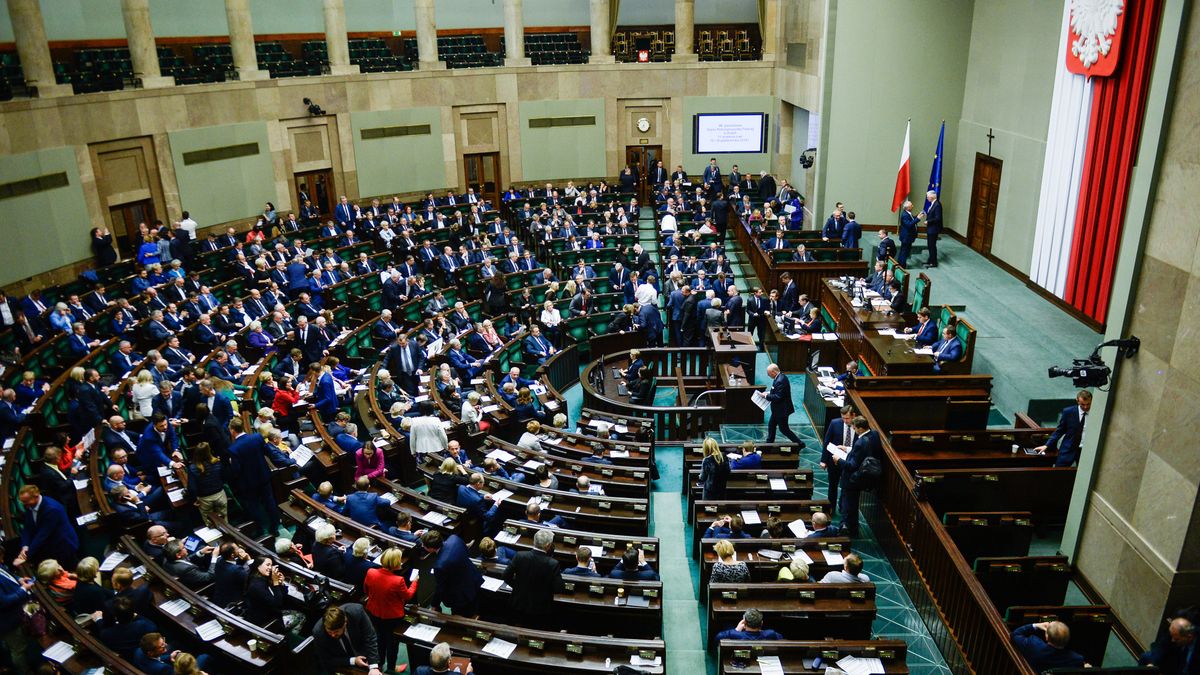 Sejm przez pomyłkę przyjął poprawkę do ustawy covidowej Senatu, która przyznawała dodatki wszystkim lekarzom. Dlatego większość rządząca trzyma ustawę "w zamrażarce".
