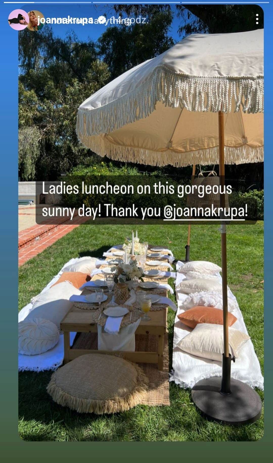 Joanna Krupa - lunch nad basenem