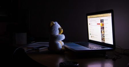 Uwaga na "sextortion". Oszuści żądają pieniędzy za usunięcie rzekomych dowodów pedofilii
