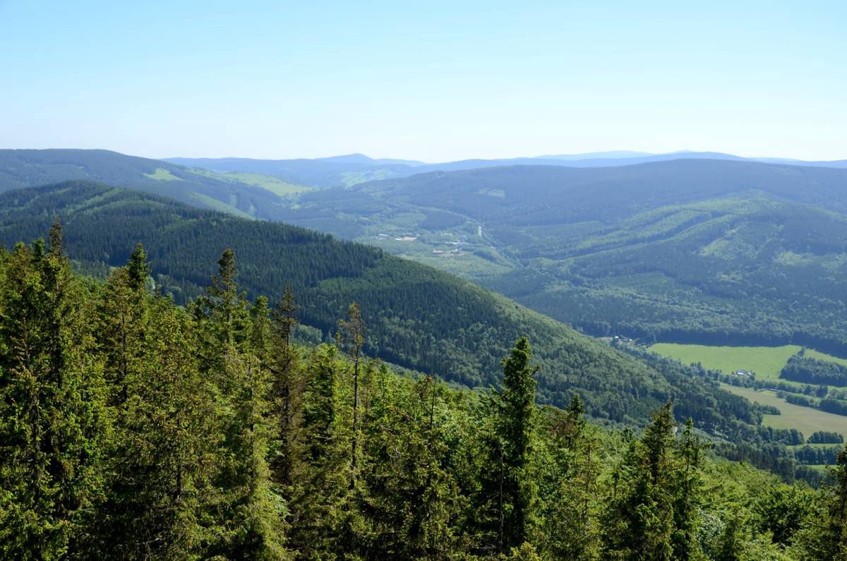 Najpiękniejsze widoki na Góry Opawskie. Z tych miejsc widać je najlepiej
