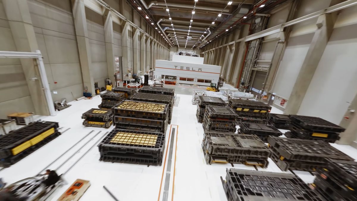 Fabryka Tesli od wewnątrz. Operator przeleciał przez nią sportowym dronem 1