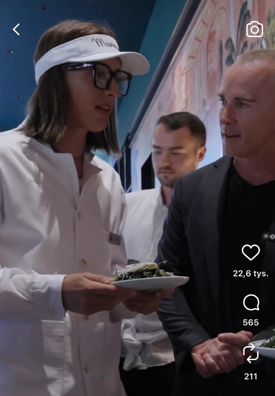 Iga Świątek kelneruje w restauracji