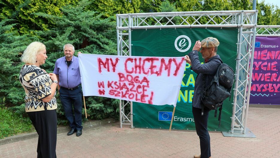 Pikieta przy okazji konsultacji ministry Barbary Nowackiej z młodzieżą ze szkół ponadpodstawowych z województwa podlaskiego