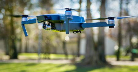 Tanie drony, których nie zgubisz. Popularny sprzęt z GPS do 2 tys. zł