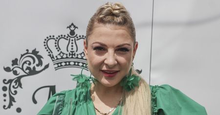 Nogi na pierwszym planie. Narożna w kusym wdzianku