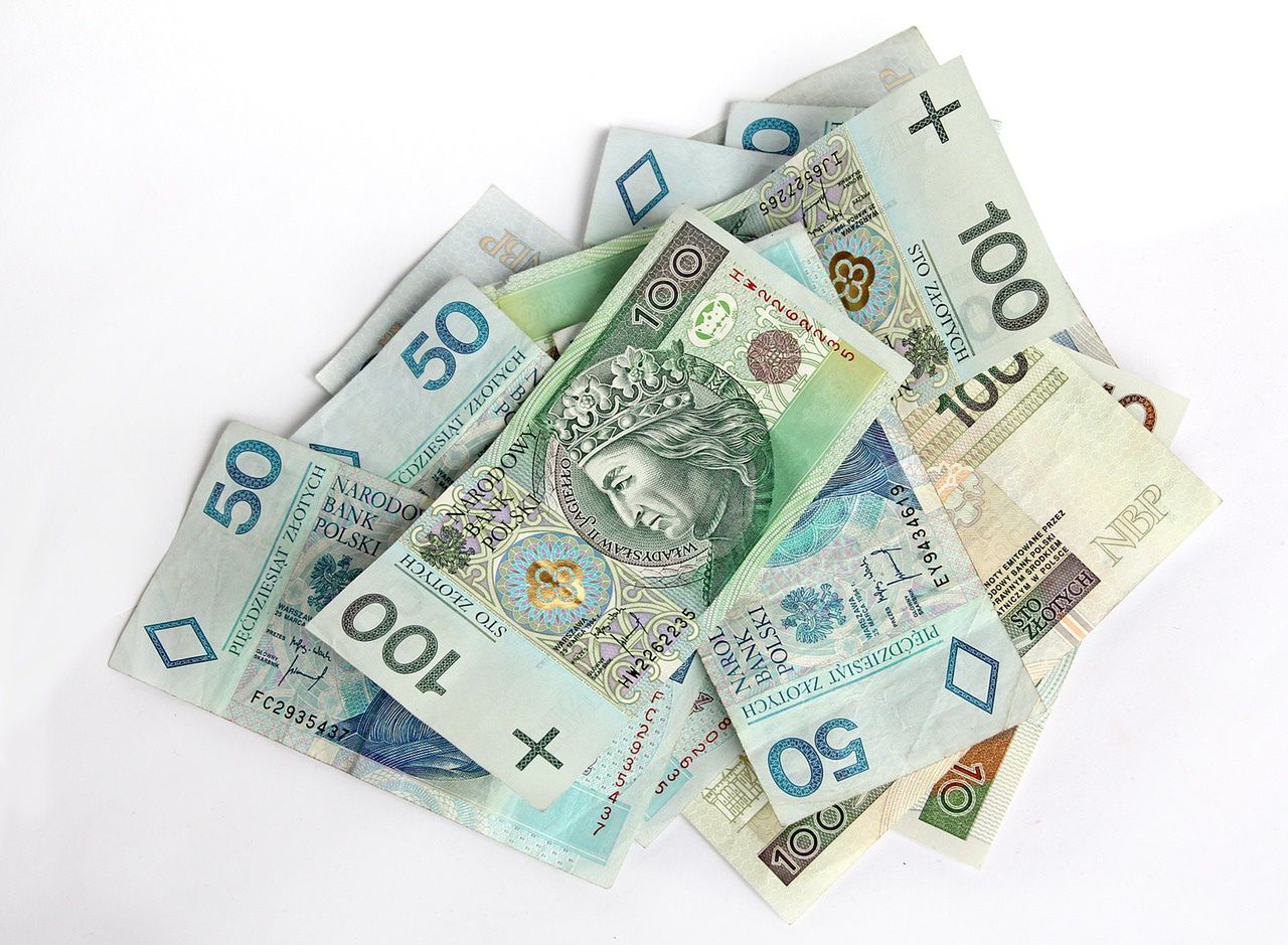 Zatrzymany za płatność fałszywym banknotem. Sąd zastosowała tymczasowy areszt wobec 19-latka
