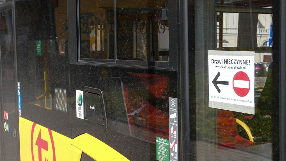 Warszawa. Zapominamy o środkach bezpieczeństwa w komunikacji