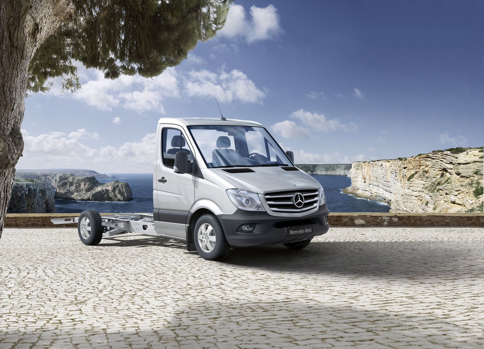 Sprinter mit Tiefrahmenfahrgestell fÃ¼r Reisemobile in 3/4-Frontansicht, brillantsilber metallic.