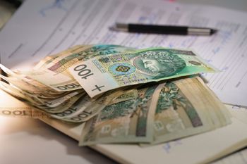 Kobieta dostaje 30 tys. zł miesięcznie za zbliżenia intymne. Urząd skarbowy ws. podatku
