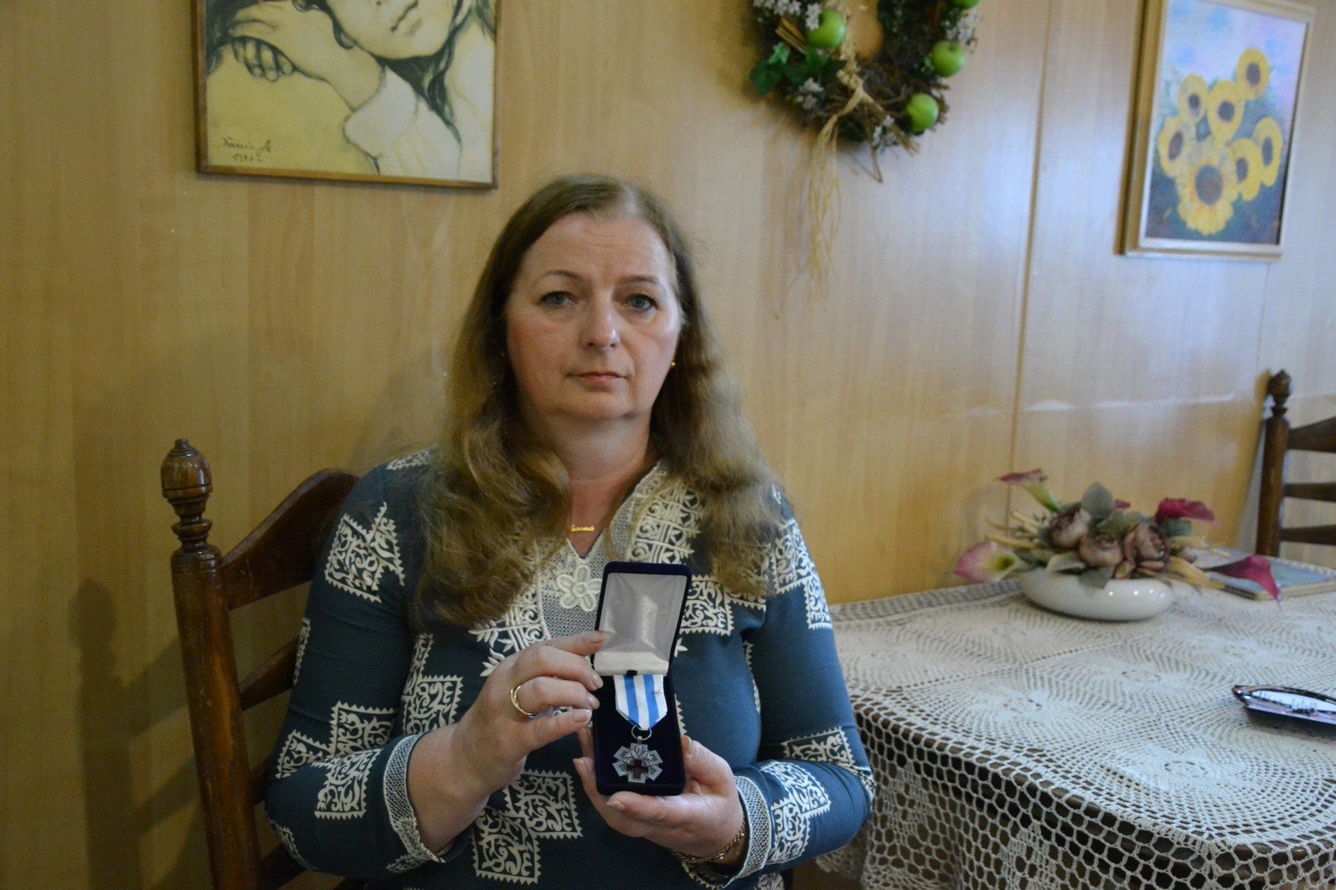 Iwona Kowalska z otrzymaną odznaką