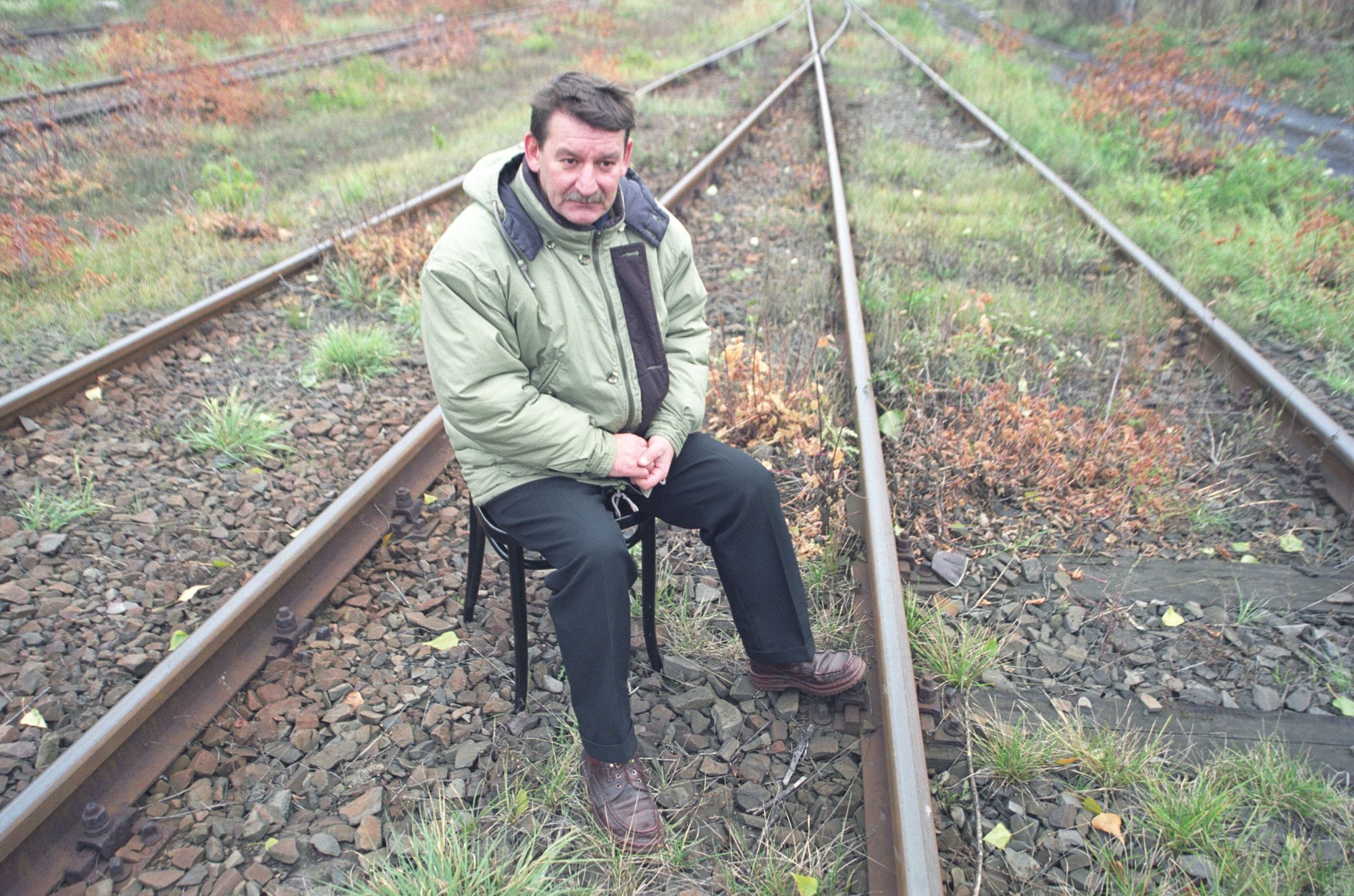 Jan ocknął się na torach z zakrwawioną głową. Kiedy niedługo później spojrzał w lustro, zobaczył obcą twarz. 