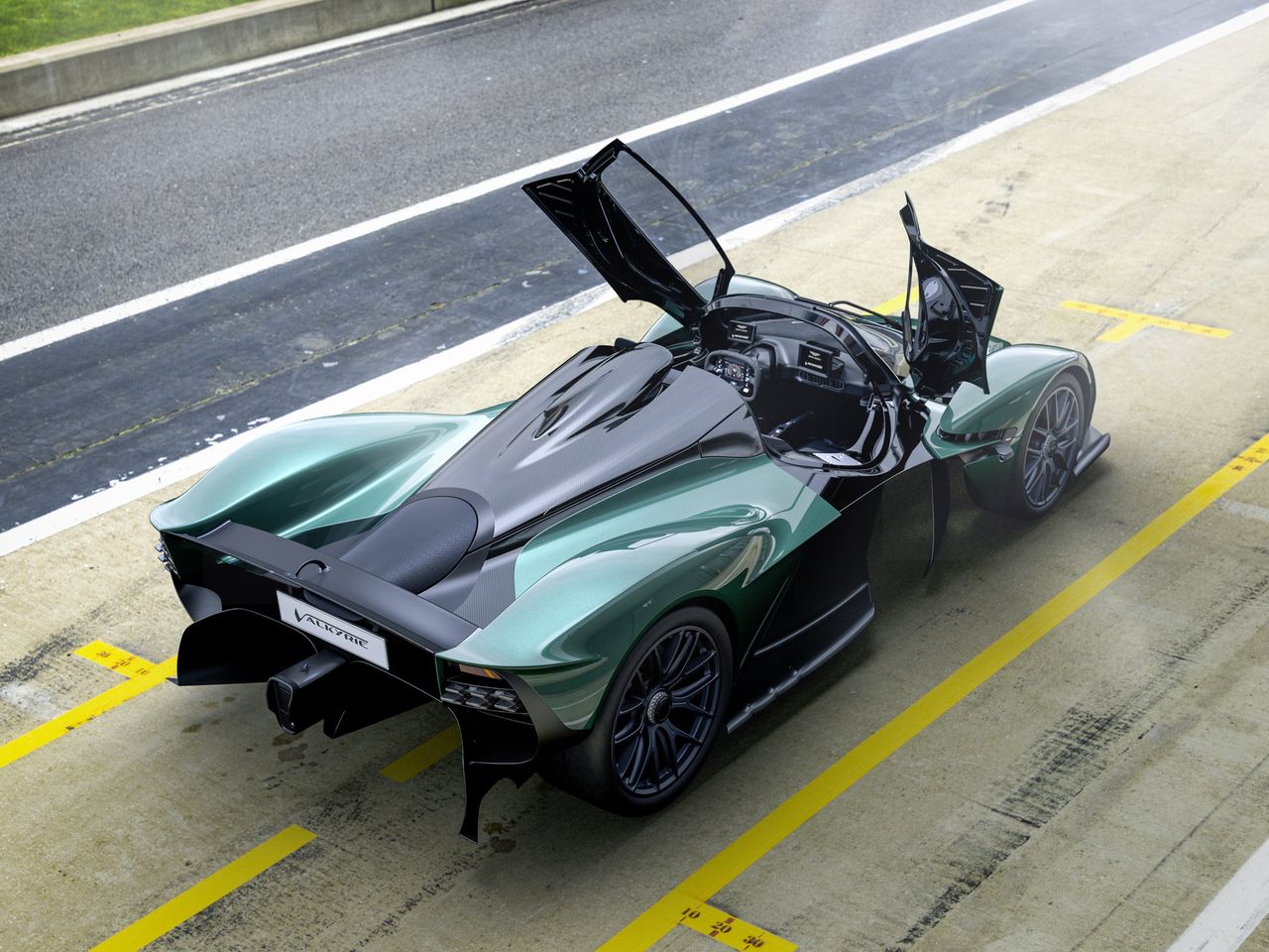 Aston Martin Valkyrie zrzuca dach. Tanio nie będzie