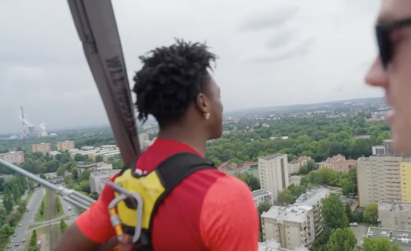 ShowSpeed przed skokiem na bungee