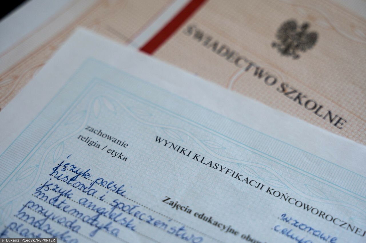 Uczniowie dostali świadectwa z błędem. MEN wyjaśnia, co zrobić