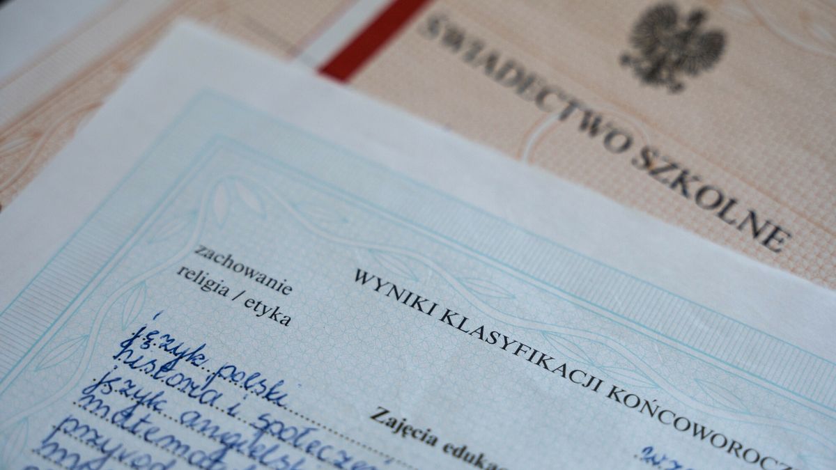 Religia na ?wiadectwie szkolnym
01.07.2025 Archiwalne swiadectwo szkolne z ocena z religii N/z fot. Lukasz Piecyk/REPORTER
Lukasz Piecyk/REPORTER