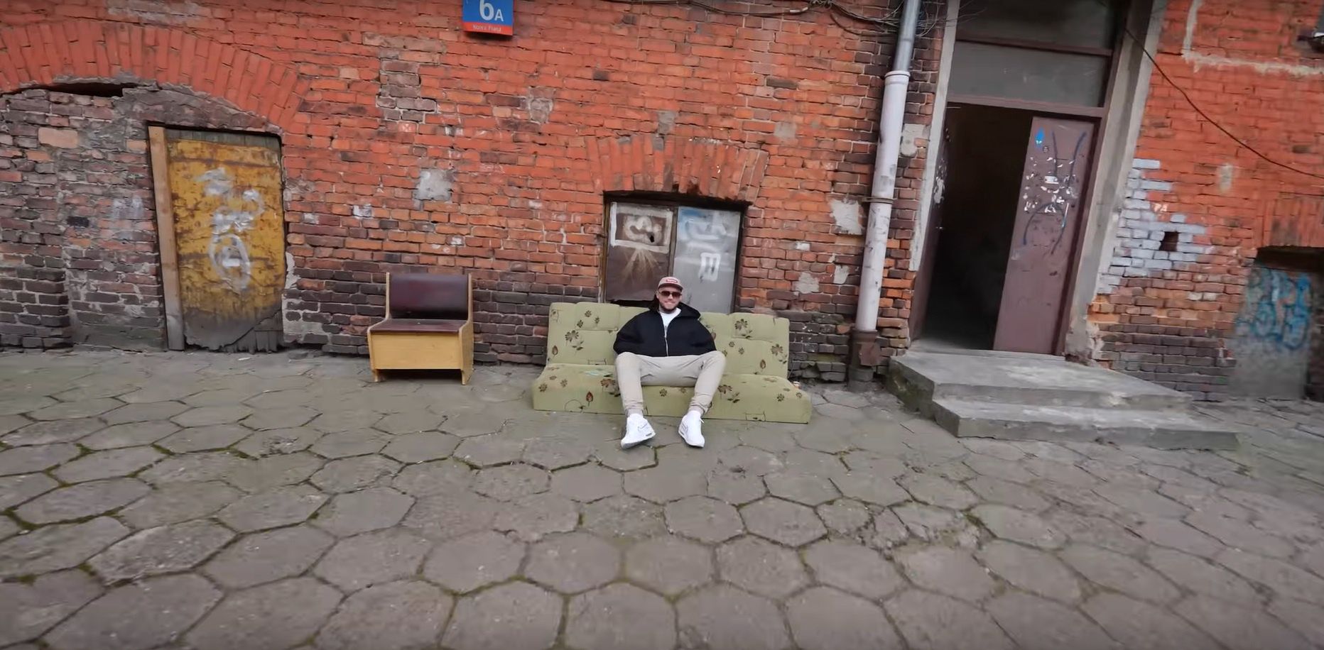 Książulo usiadł na brudnej wersalce