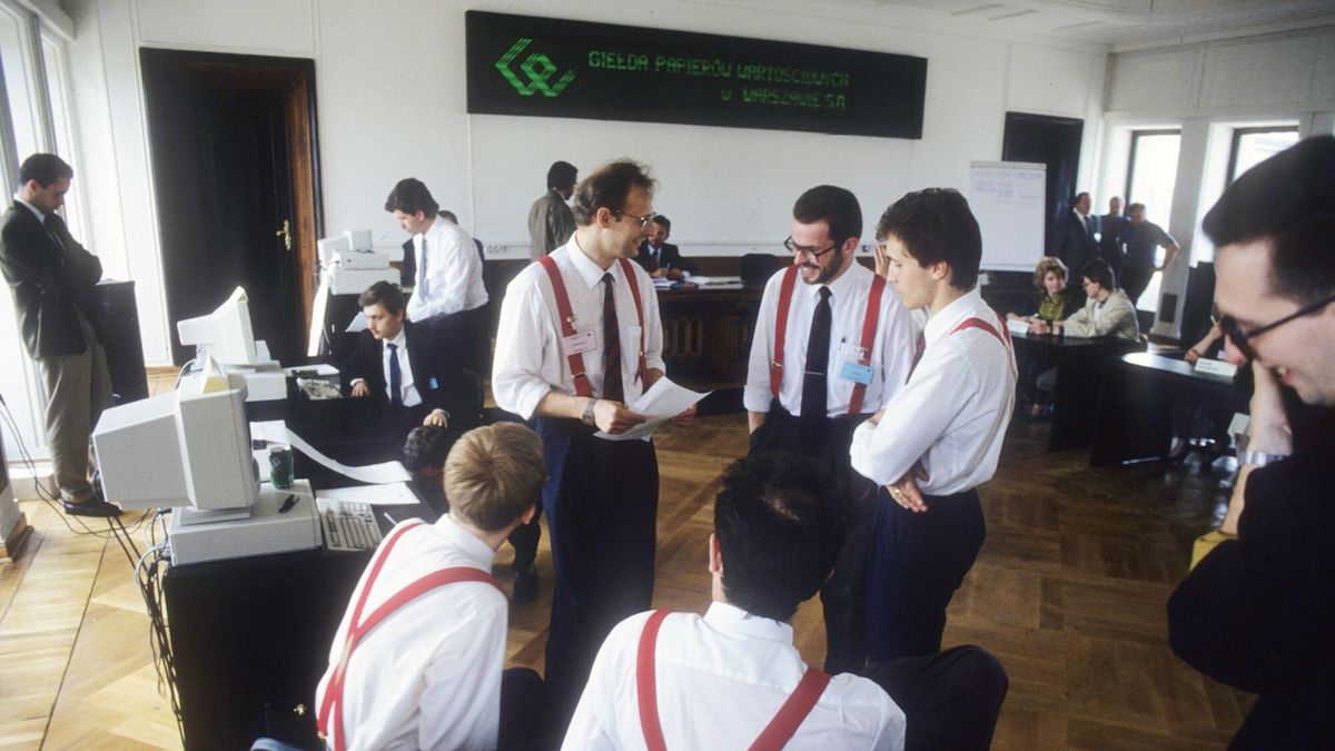 Warszawscy maklerzy w jednej z sal giełdy - kwiecień 1991