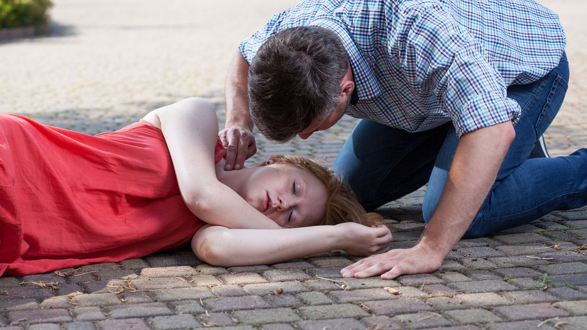 Omdlenie charakteryzuje się gwałtownym początkiem, ustępuje zwykle samoistnie i szybko, zazwyczaj do 20 s.