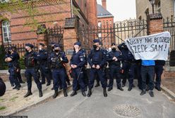 Tadeusz Rydzyk w sądzie. Przed wejściem policja