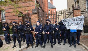 Tadeusz Rydzyk w sądzie. Przed wejściem policja