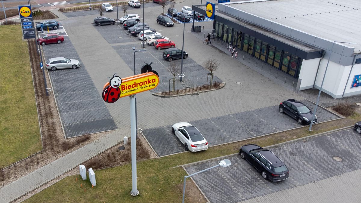 Biedronka i Lidl
Zalasewo, 15.02.2024. Dyskonty Lidl i Biedronka obok siebie przy ul. Planetarnej w Zalasewie, 15 bm.
(jk/awol) PAP/Jakub Kaczmarczyk
Jakub Kaczmarczyk
Biedronka, ceny, dyskont, konkurencja, Lidl, sklep, wojna cenowa, Zalasewo, logo, znak firmowy, handel, konkurencyjne ceny, parking, rywalizacja, pawilon handlowy