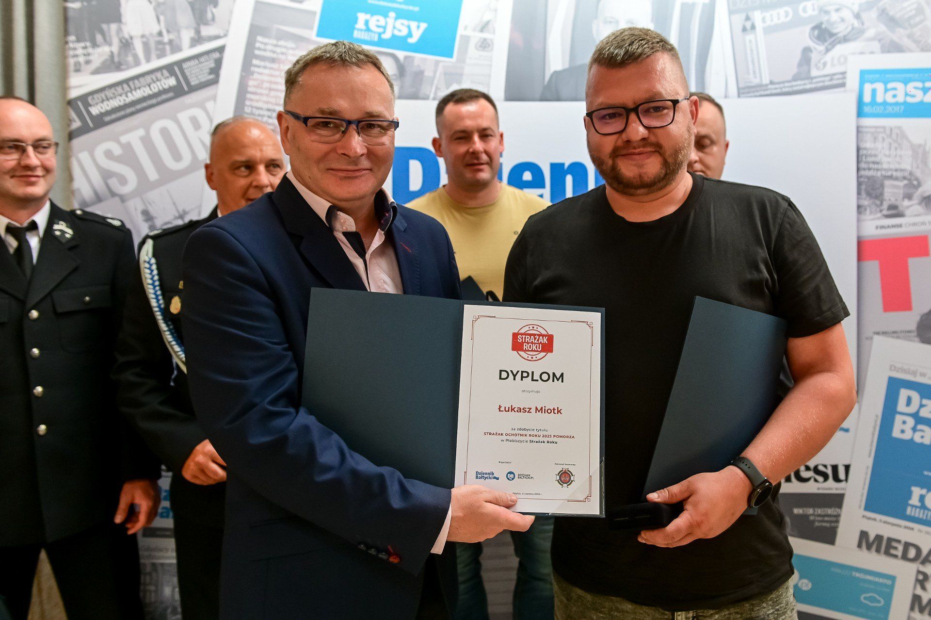Strażak Pomorza 2025 -  druh Łukasz Miotk z jednostki OSP Luzino i Maciej Sandecki, redaktor naczelny dziennika Bałtyckiego FOT: Przemek Świderski/ POLSKA PRESS / DZIENNIK BALTYCKI