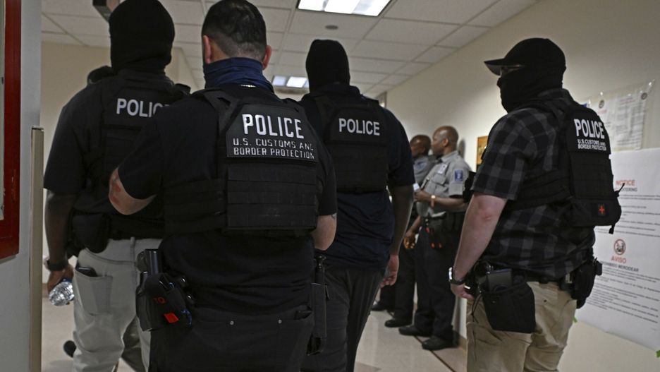 Archiwum zagraniczne East News 2025-07
Photo by: Andrea Renault/STAR MAX/IPx 2025 7/21/25 Immigration court judges hear multiple cases each day and continue to push to deport and detain immigrants at 26 Federal Plaza. The federal agents linger in the hallways awaiting the detainees exiting the hearings and sometimes they just get picked up in the area of the courtrooms and are taken directly into custody.
Andrea Renault/STAR MAX/IPx