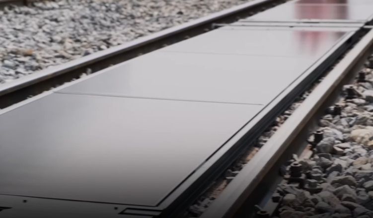 Szwajcarzy uruchomili elektrownię PV na torach kolejowych