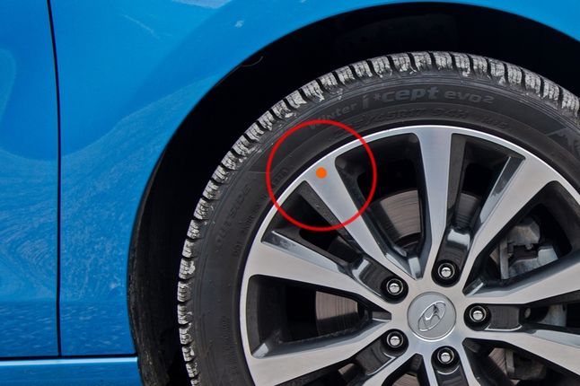 W niektórych autach można zauważyć również kropkę na feldze